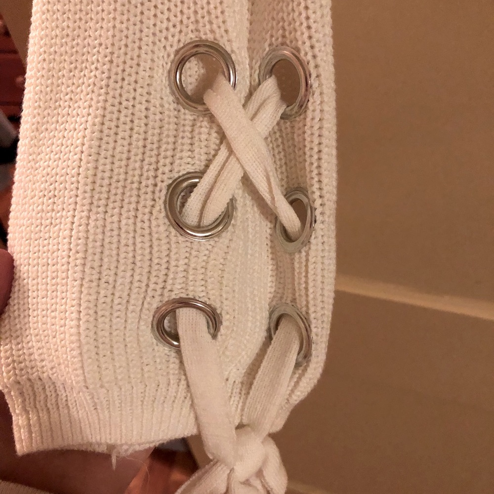 Like new! White cropped sweater.
